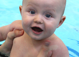 Kurz plávania pre bábätká - Plavecká akadémia